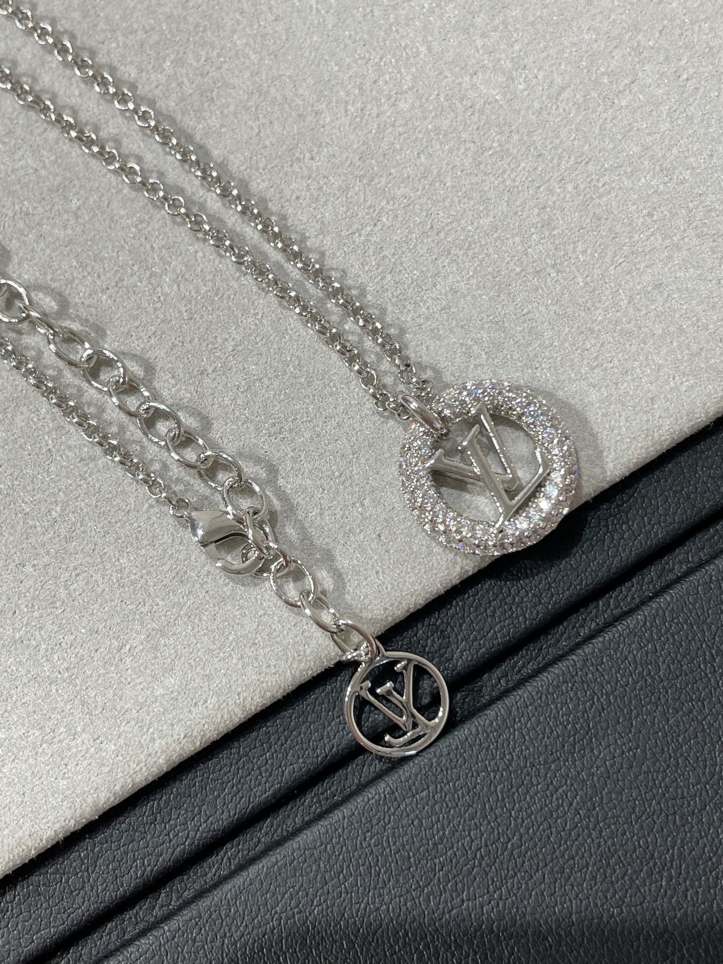 [Leaves]BY NIGHT DIAMOND PAVED NECKLACE