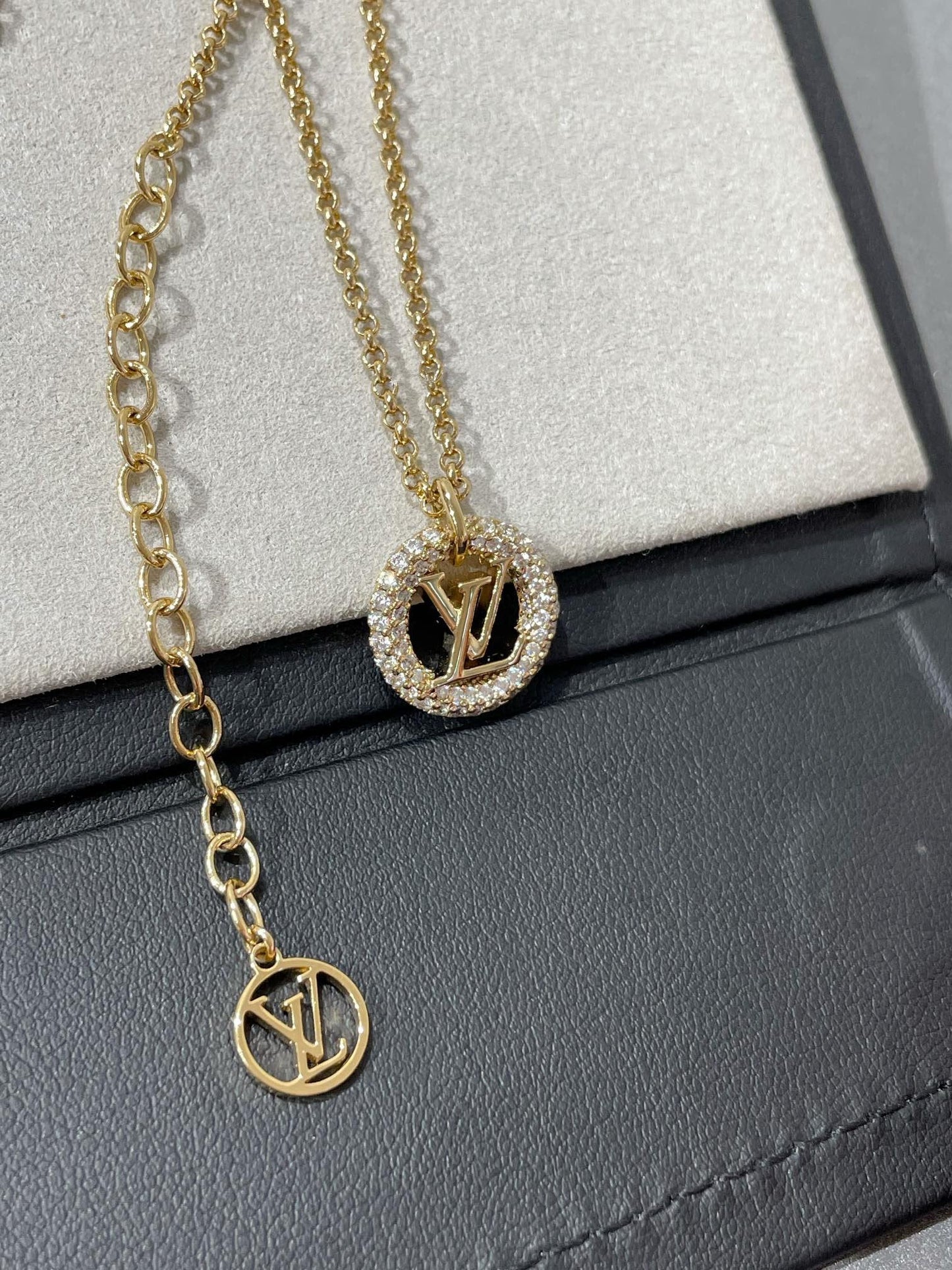 [Leaves]BY NIGHT DIAMOND PAVED NECKLACE