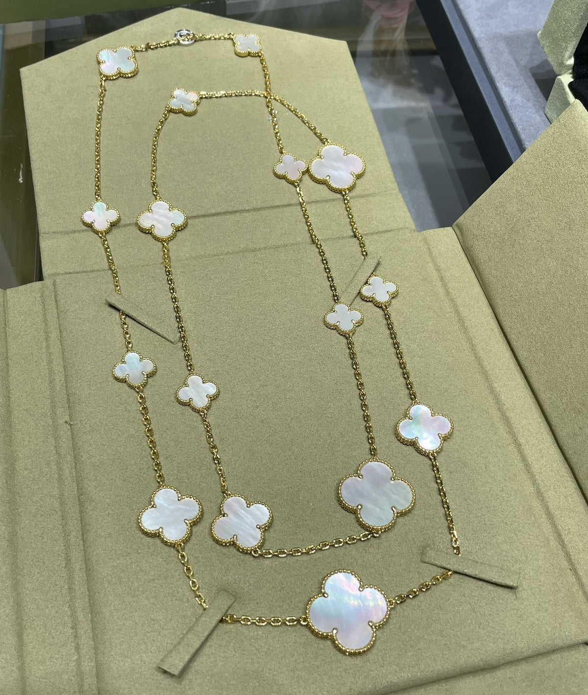[Leaves]CLOVER 16 MOTIF WHITE MOP GOLD NECKLACE