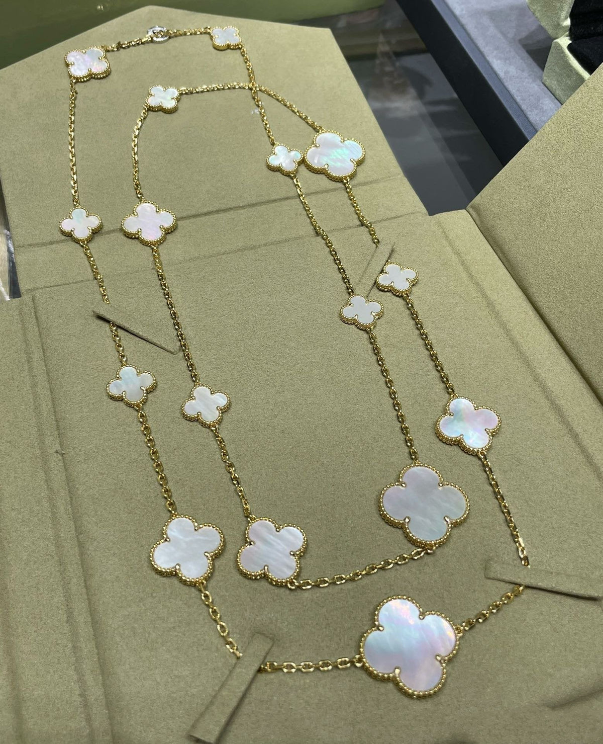 [Leaves]CLOVER 16 MOTIF WHITE MOP GOLD NECKLACE
