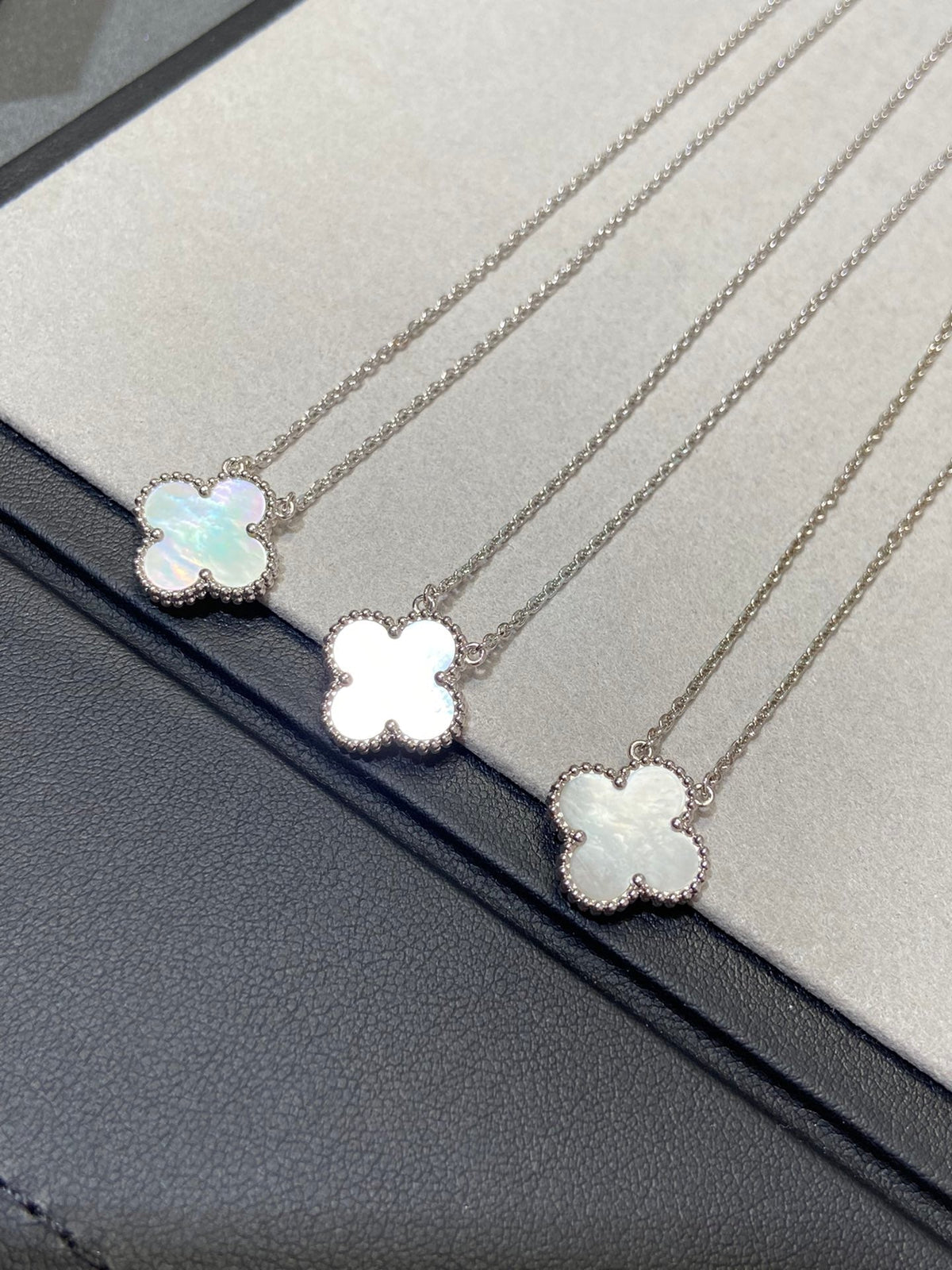 [Leaves]CLOVER MEDIUM SILVER WHITE MOP NECKLACE