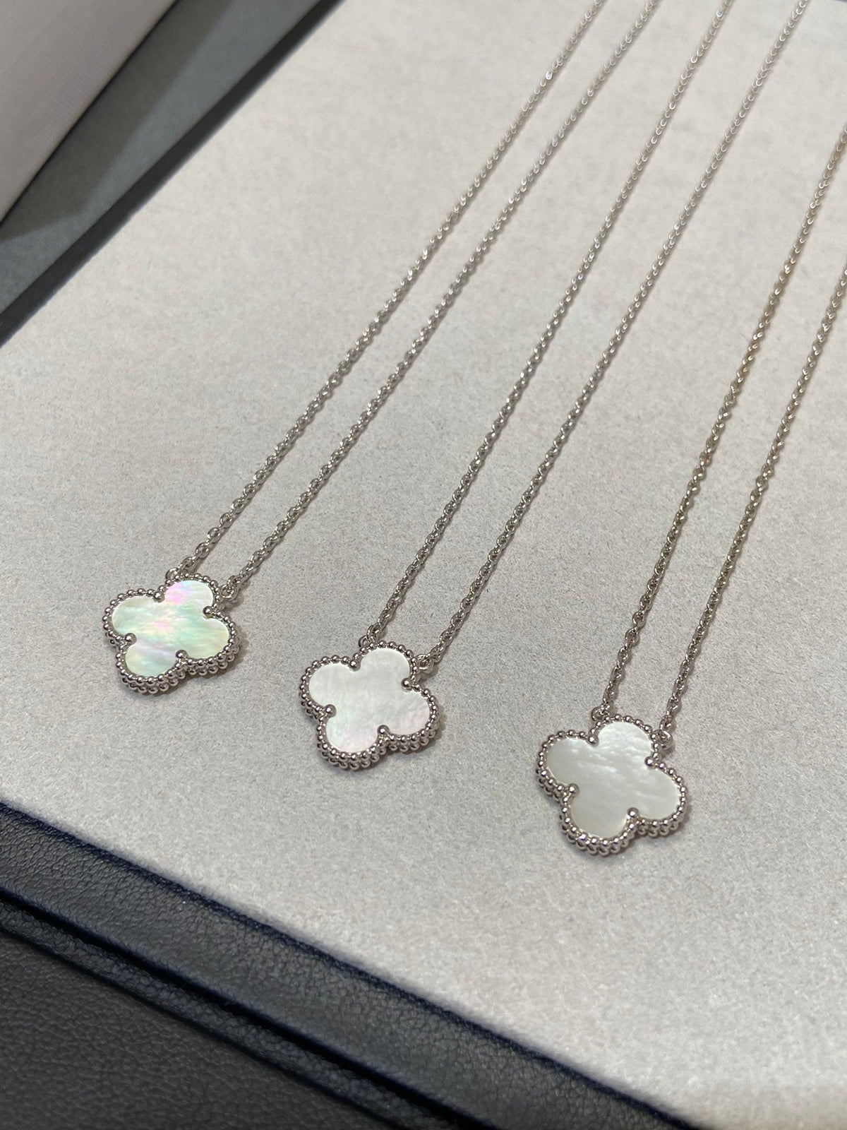 [Leaves]CLOVER MEDIUM SILVER WHITE MOP NECKLACE