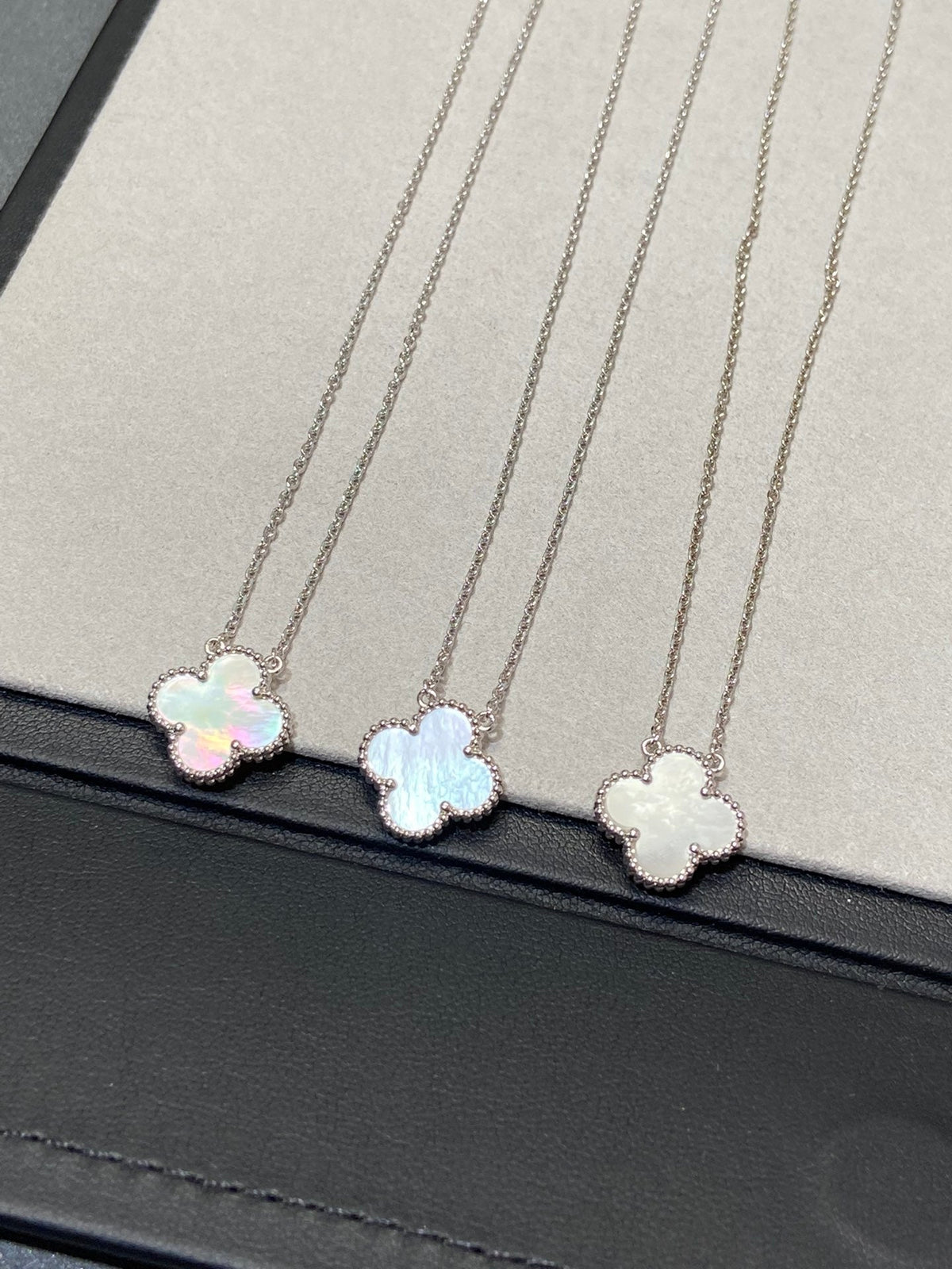 [Leaves]CLOVER MEDIUM SILVER WHITE MOP NECKLACE