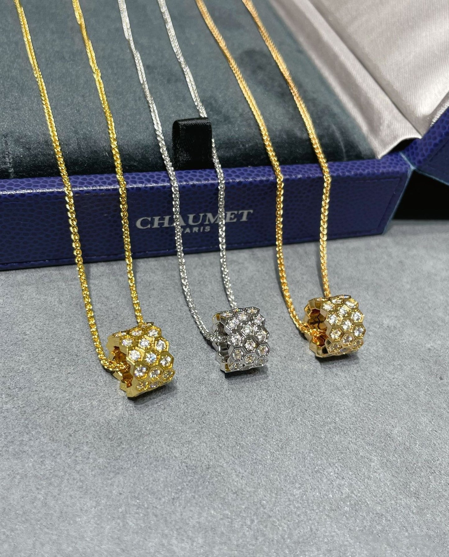 [Leaves]BEE LOVE DIAMOND PAVED 3 ROW NECKLACE