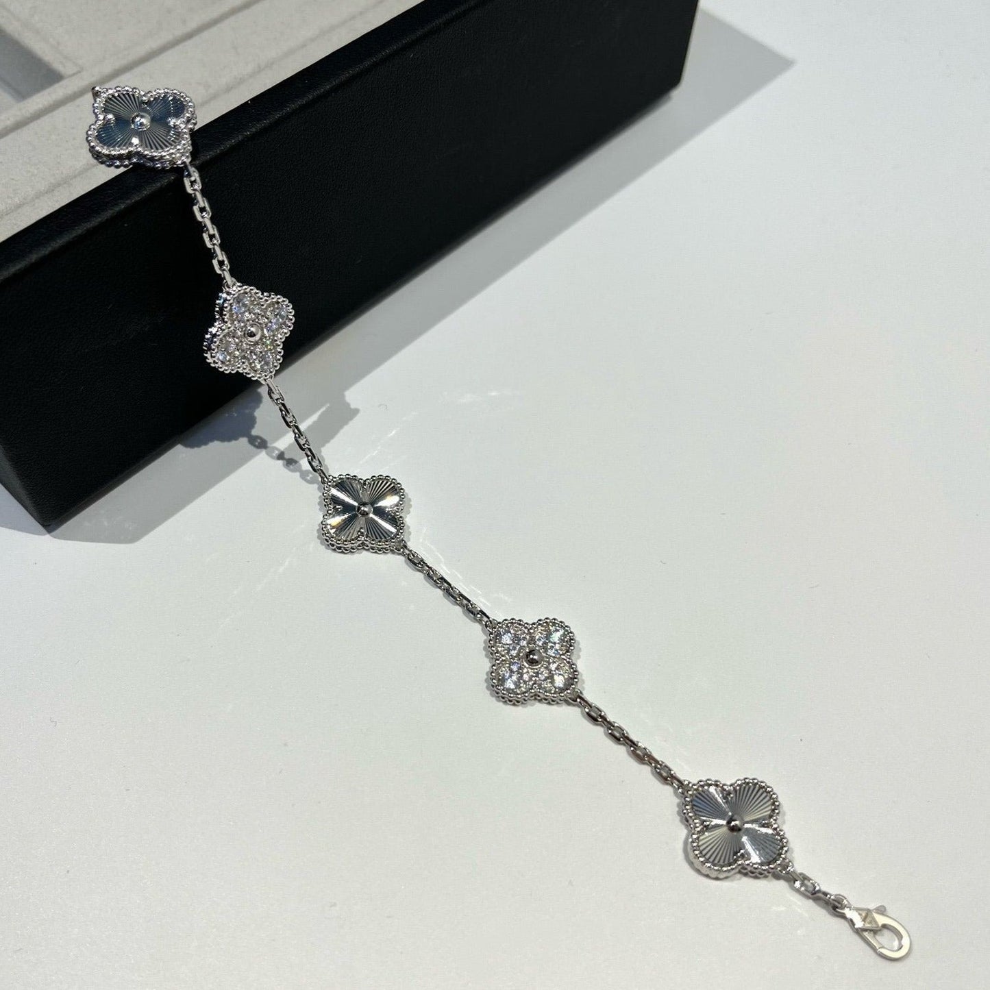 [Leaves]LUCKY CLOVER 5-MOTIF BRACELET - LASER COLLECTION