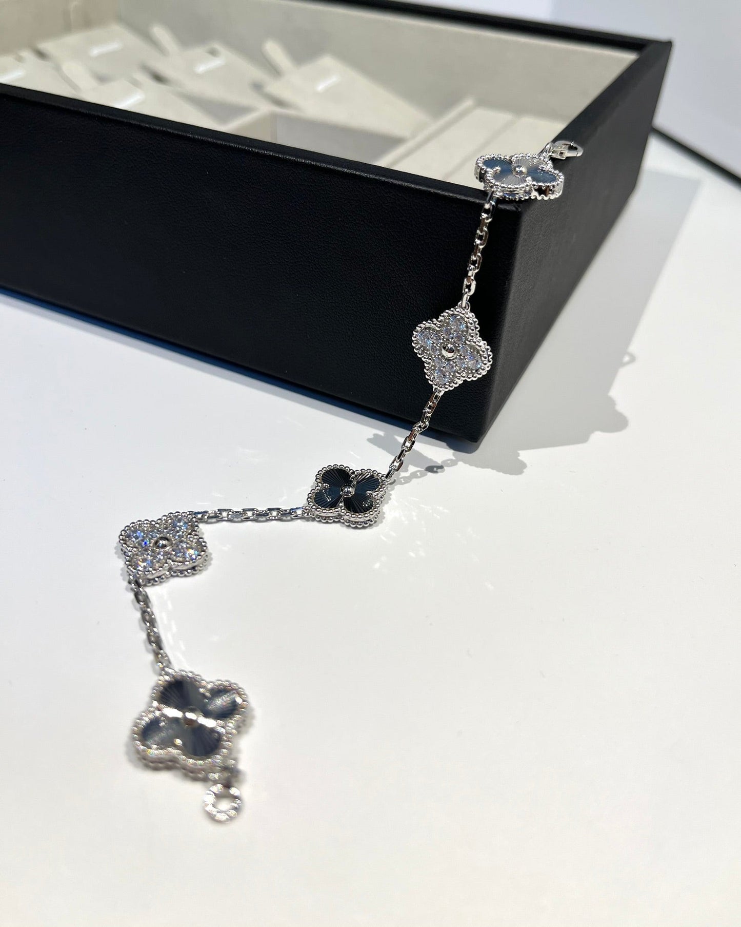 [Leaves]LUCKY CLOVER 5-MOTIF BRACELET - LASER COLLECTION