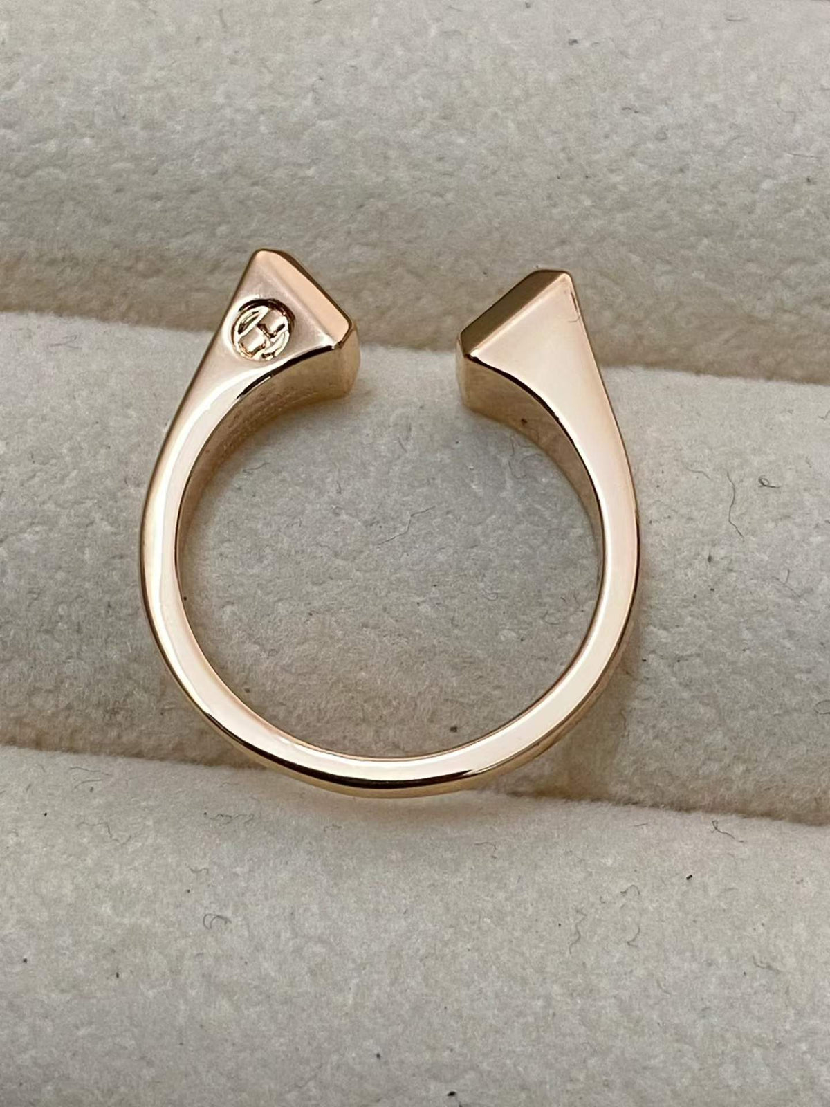 [Leaves]THE CONE RIVET RING IS OPEN AND ONE SIZE FITS ALL