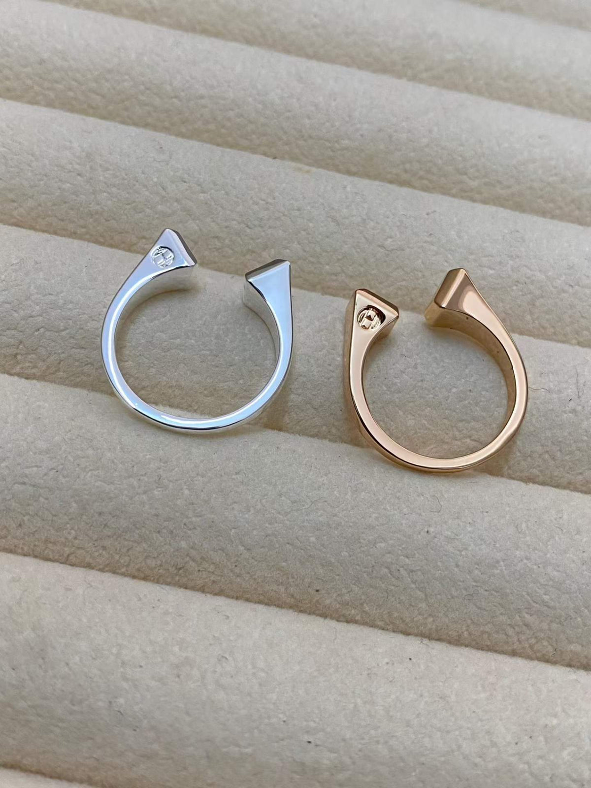 [Leaves]THE CONE RIVET RING IS OPEN AND ONE SIZE FITS ALL