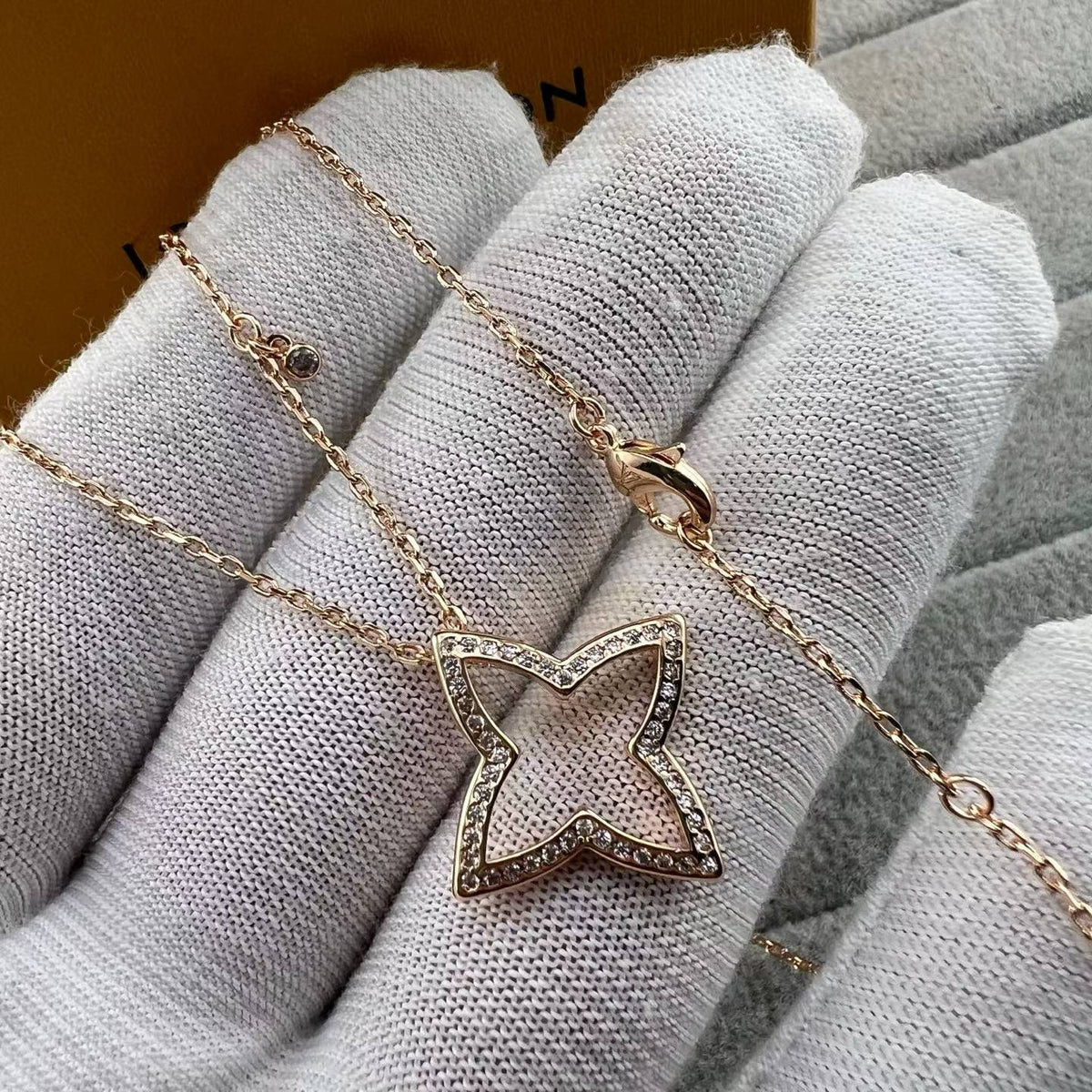 [Leaves]FOUR-LEAF CLOVER OPENWORK NECKLACE