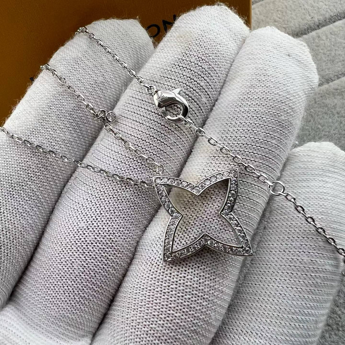 [Leaves]FOUR-LEAF CLOVER OPENWORK NECKLACE