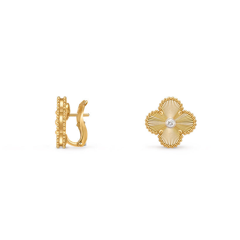 [Leaves]15MM CLOVER FLOWER STUD EARRINGS DIAMOND-GOLD COLLECTION