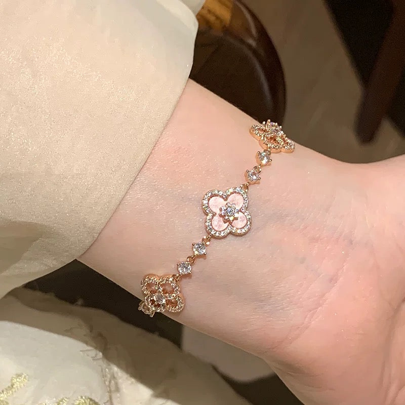[Leaves]CLOVER 5 MOTIF PINK BLUE RED WHITE BRACELET