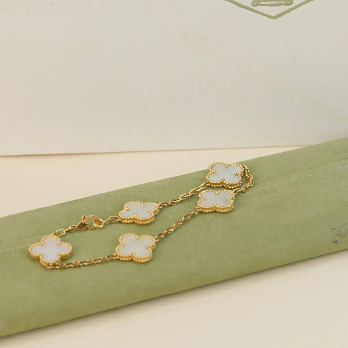 [Leaves]LUCKY CLOVER 5-MOTIF BRACELET - WHITE MOTHER-OF-PEARL COLLECTION