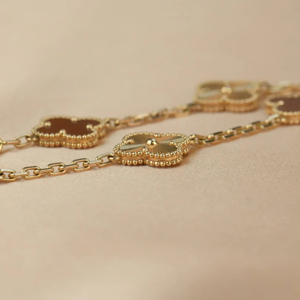 [Leaves]LUCKY CLOVER 5-MOTIF BRACELET - RED CARNELIAN COLLECTION
