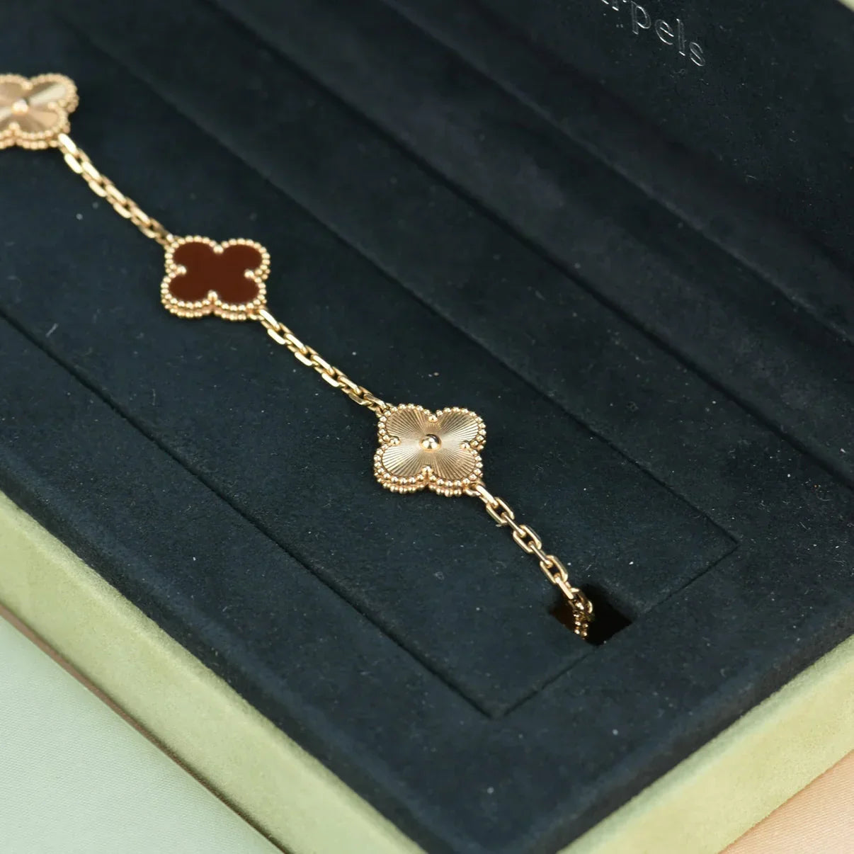 [Leaves]LUCKY CLOVER 5-MOTIF BRACELET - RED CARNELIAN COLLECTION