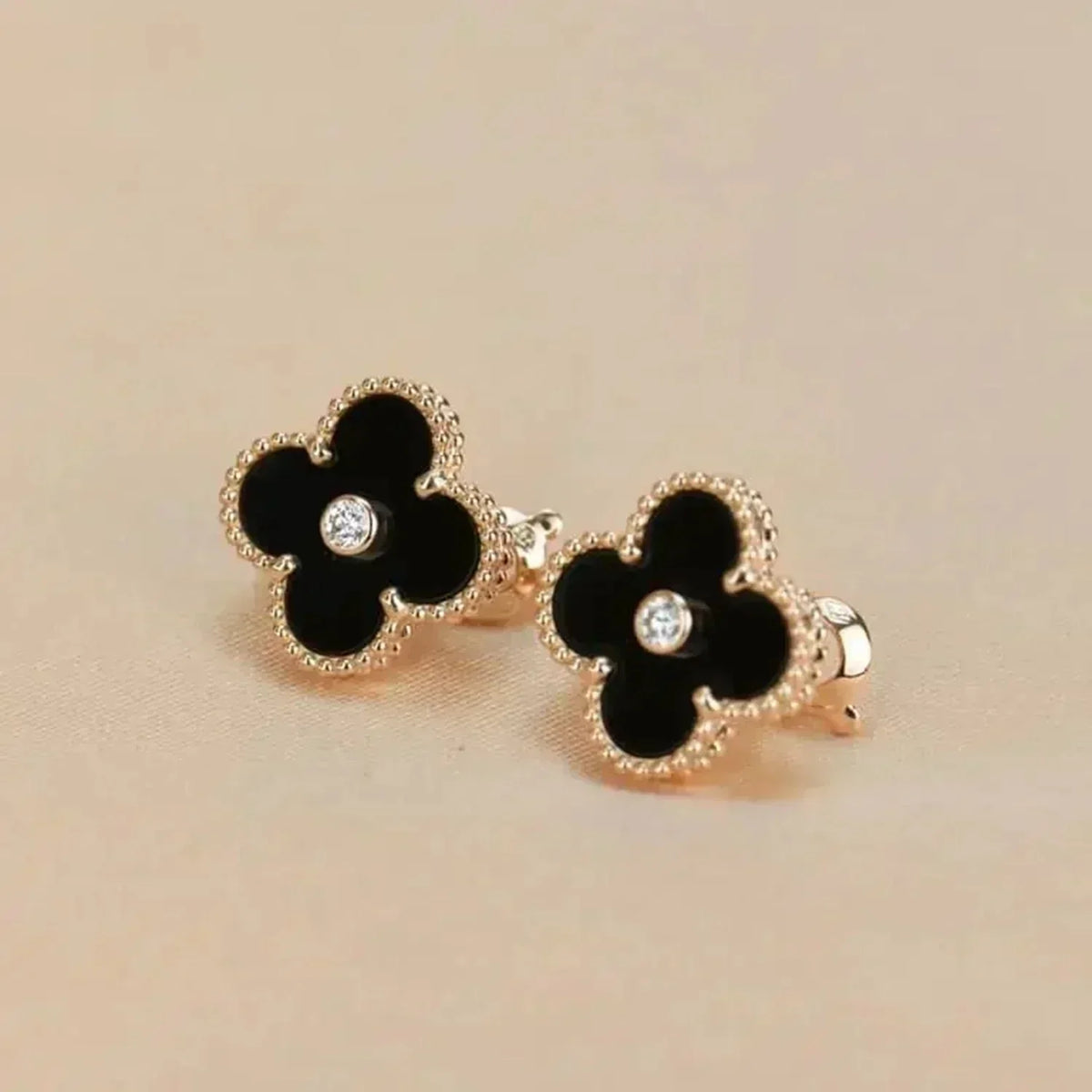 [Leaves]CLOVER MEDIUM 1 MOTIFS ONYX DIAMOND EARRINGS