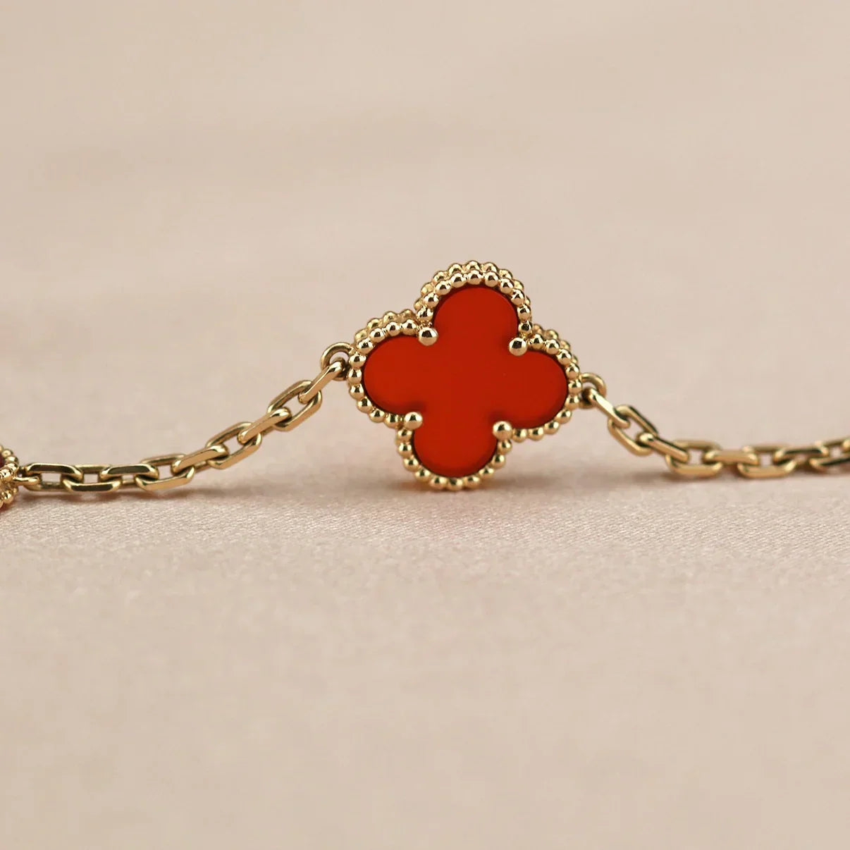 [Leaves]LUCKY CLOVER 5-MOTIF BRACELET - RED CARNELIAN COLLECTION