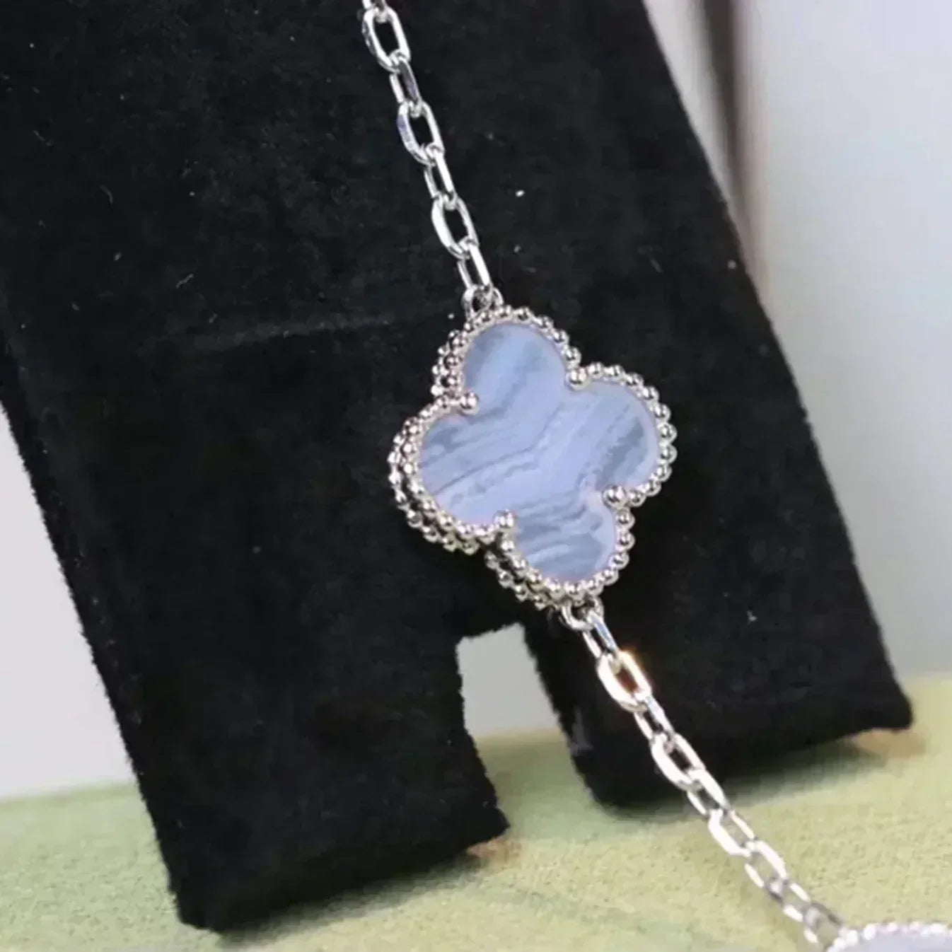 [Leaves]LUCKY CLOVER 5-MOTIF BRACELET - PURPLE CHALCEDONY COLLECTION
