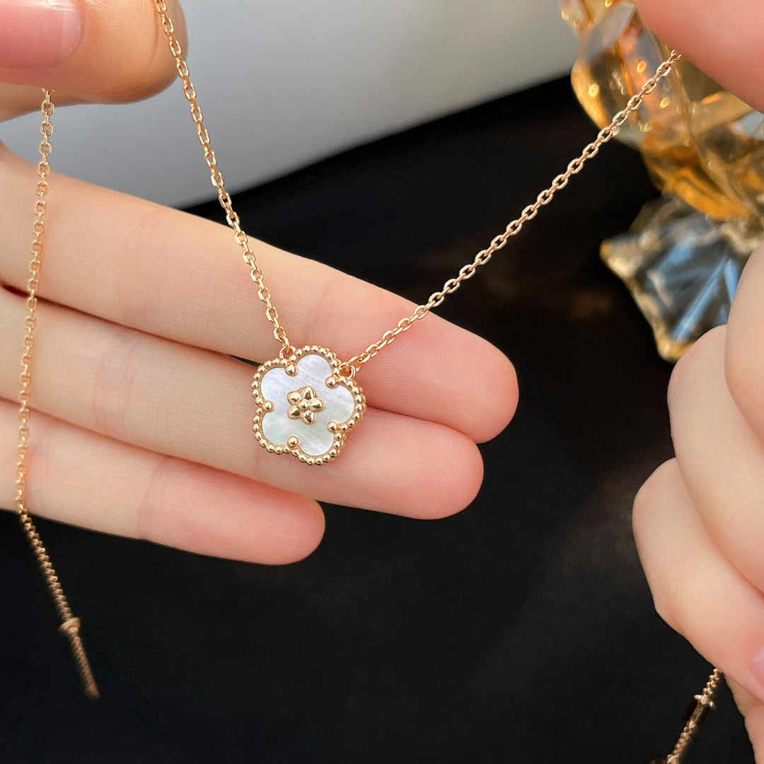 [Leaves]LUCKY  WHITE MOP  PLUM BLOSSOM NECKLACE