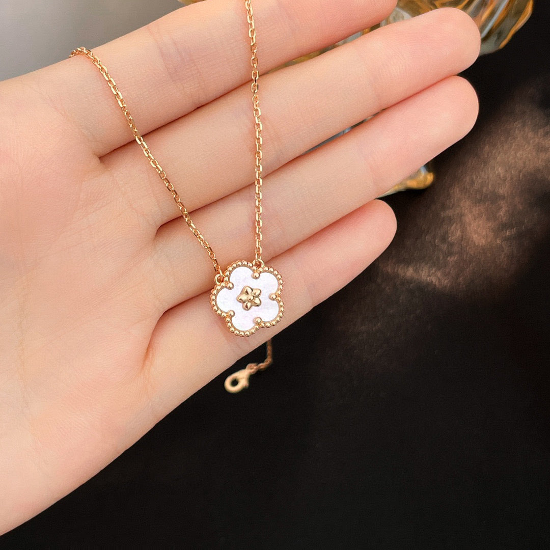 [Leaves]LUCKY  WHITE MOP  PLUM BLOSSOM NECKLACE