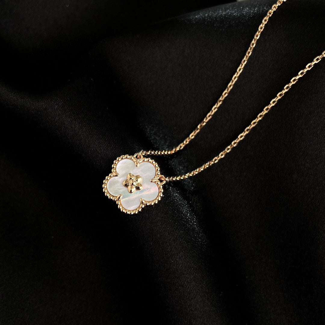 [Leaves]LUCKY  WHITE MOP  PLUM BLOSSOM NECKLACE