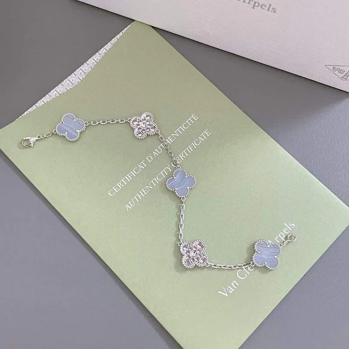 [Leaves]LUCKY CLOVER 5-MOTIF BRACELET - PURPLE CHALCEDONY COLLECTION