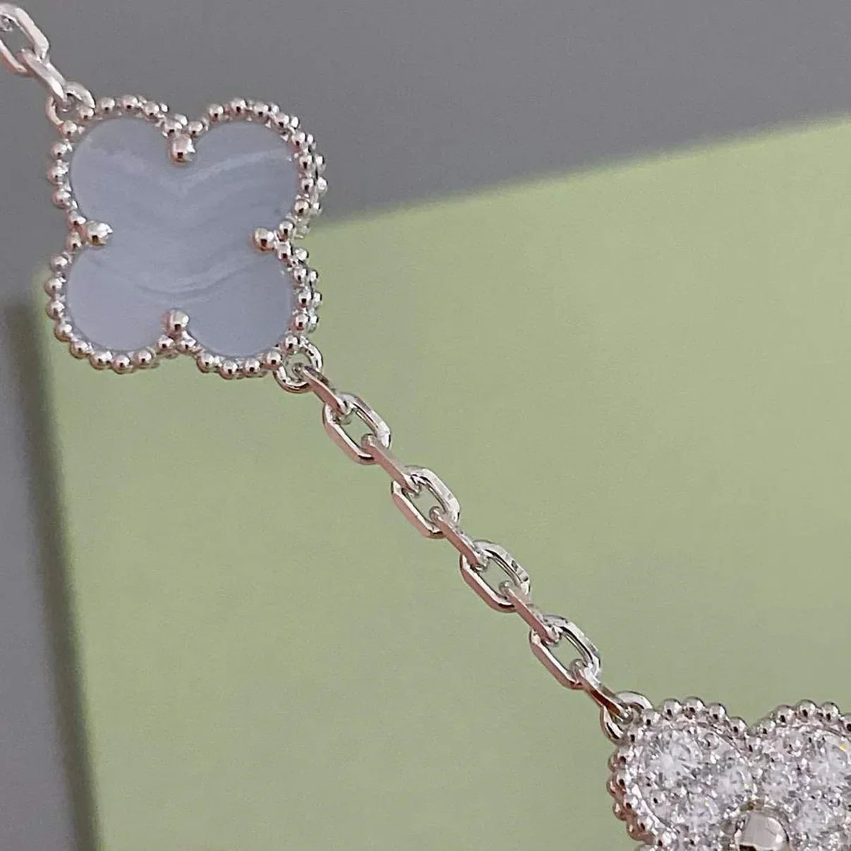 [Leaves]LUCKY CLOVER 5-MOTIF BRACELET - PURPLE CHALCEDONY COLLECTION