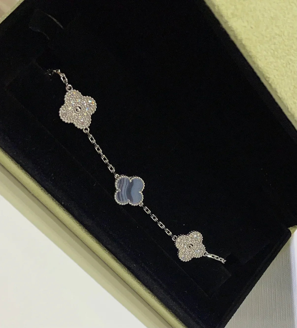 [Leaves]LUCKY CLOVER 5-MOTIF BRACELET - PURPLE CHALCEDONY COLLECTION