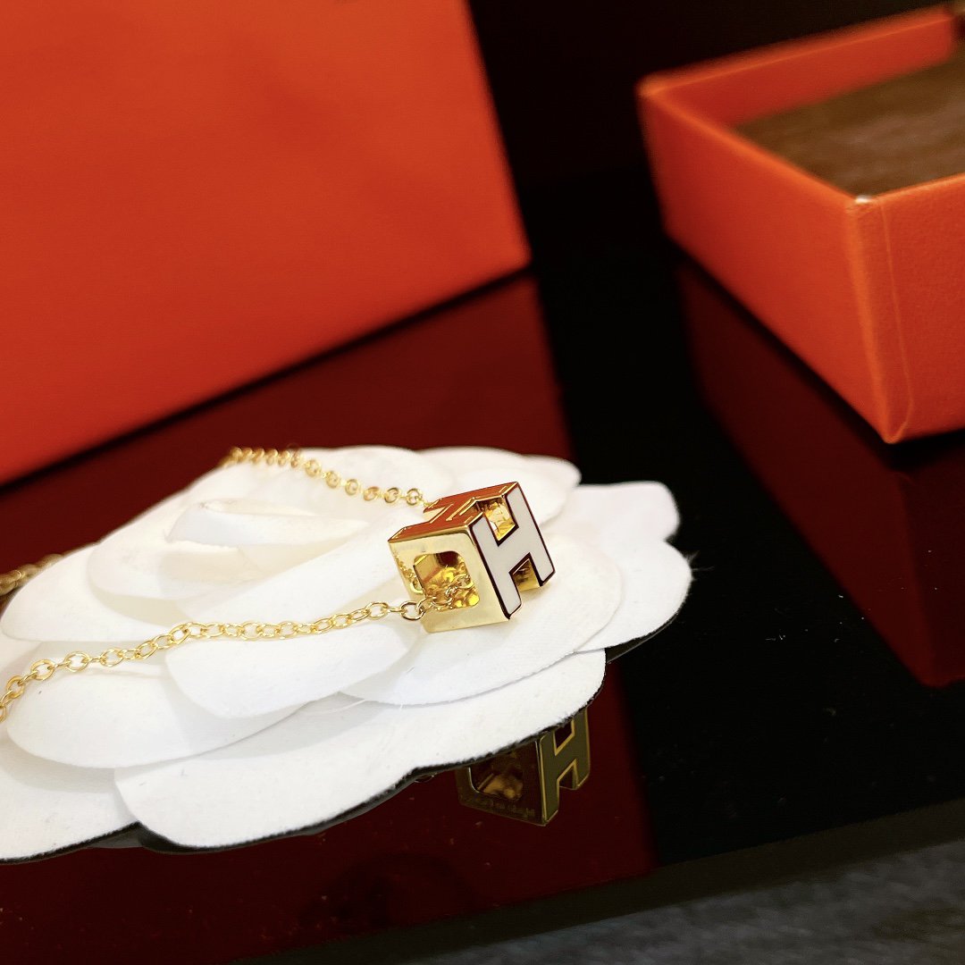 [Leaves]H WHITE SQUARE GOLD NECKLACE
