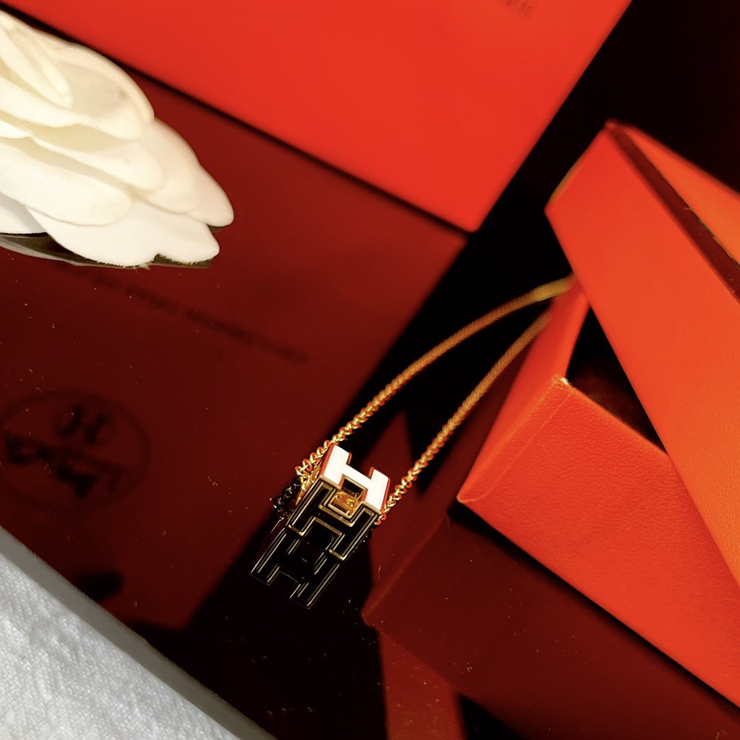 [Leaves]H WHITE SQUARE GOLD NECKLACE