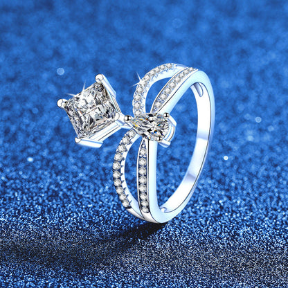 [Leaves]ELEGANT DOUBLE-TWISTED MOISSANITE RING