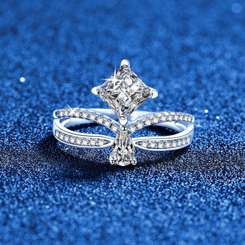 [Leaves]ELEGANT DOUBLE-TWISTED MOISSANITE RING