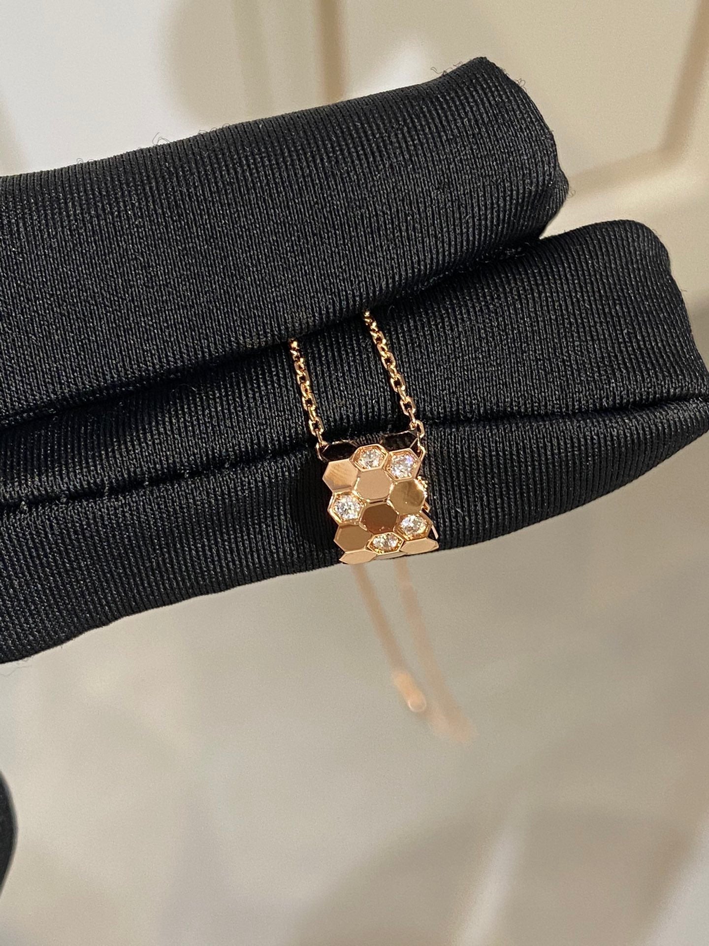 [Leaves]BEE LOVE DIAMOND NECKLACE