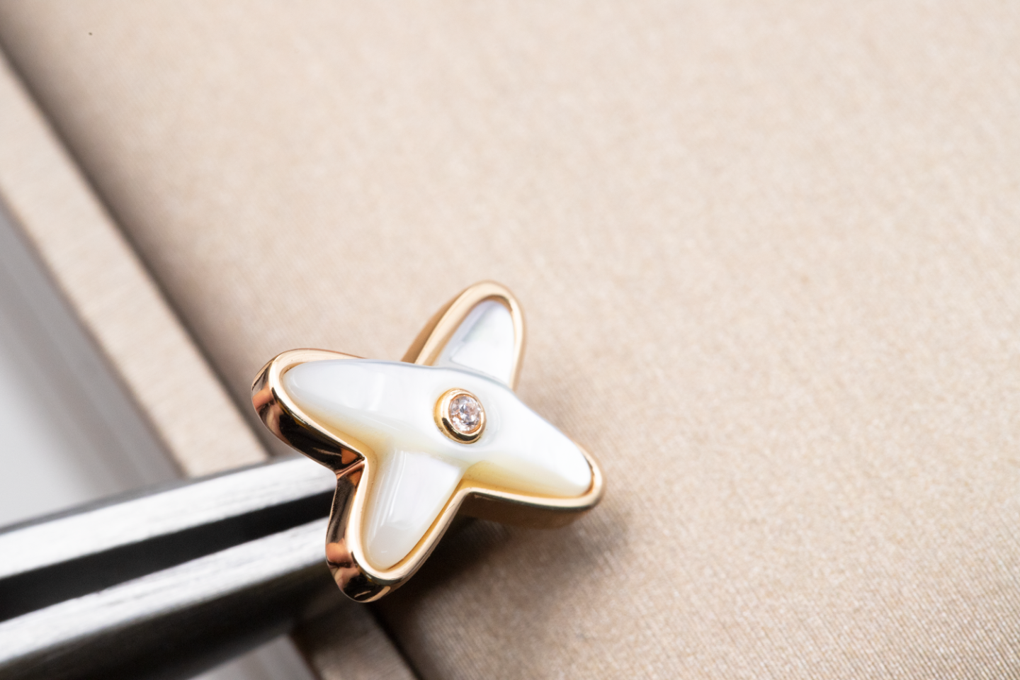[Leaves]JEUX DE WHITE MOP ROSE GOLD DIAMOND EARRINGS