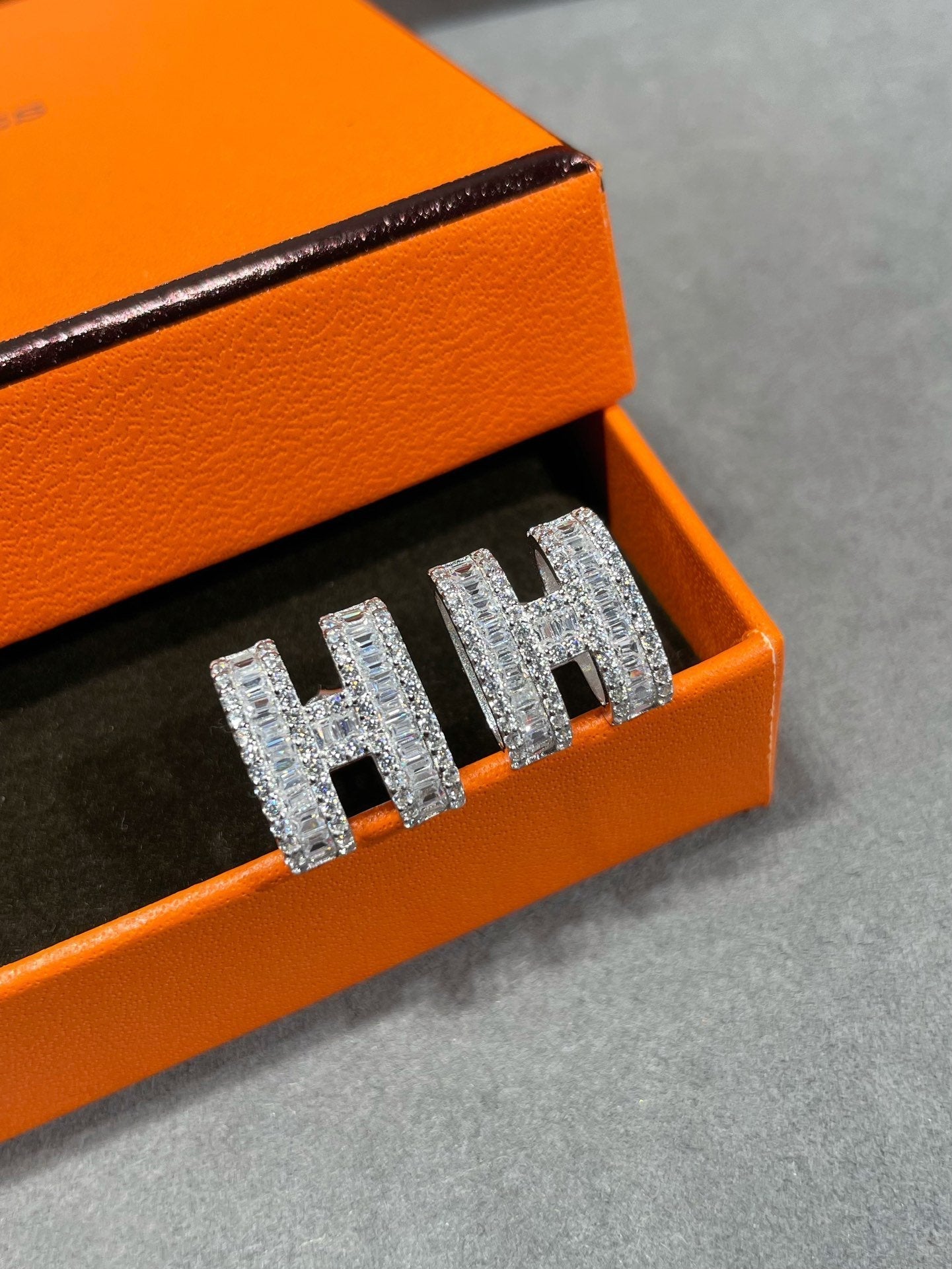 [Leaves]H STUD EARRINGS WITH SILVER DIAMONDS