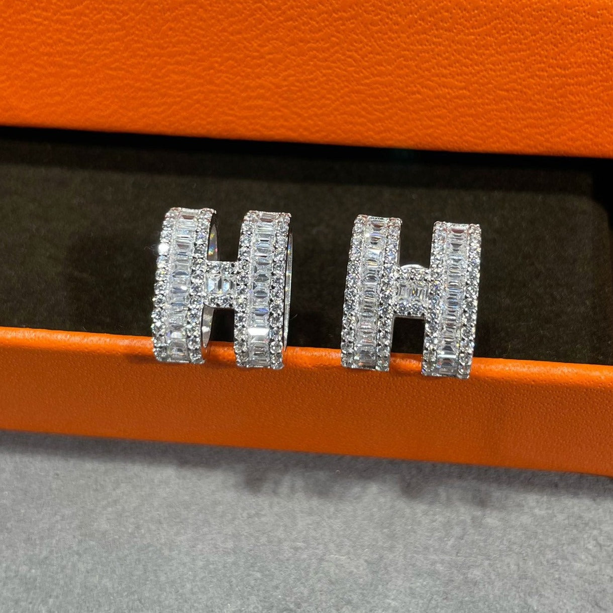 [Leaves]H STUD EARRINGS WITH SILVER DIAMONDS