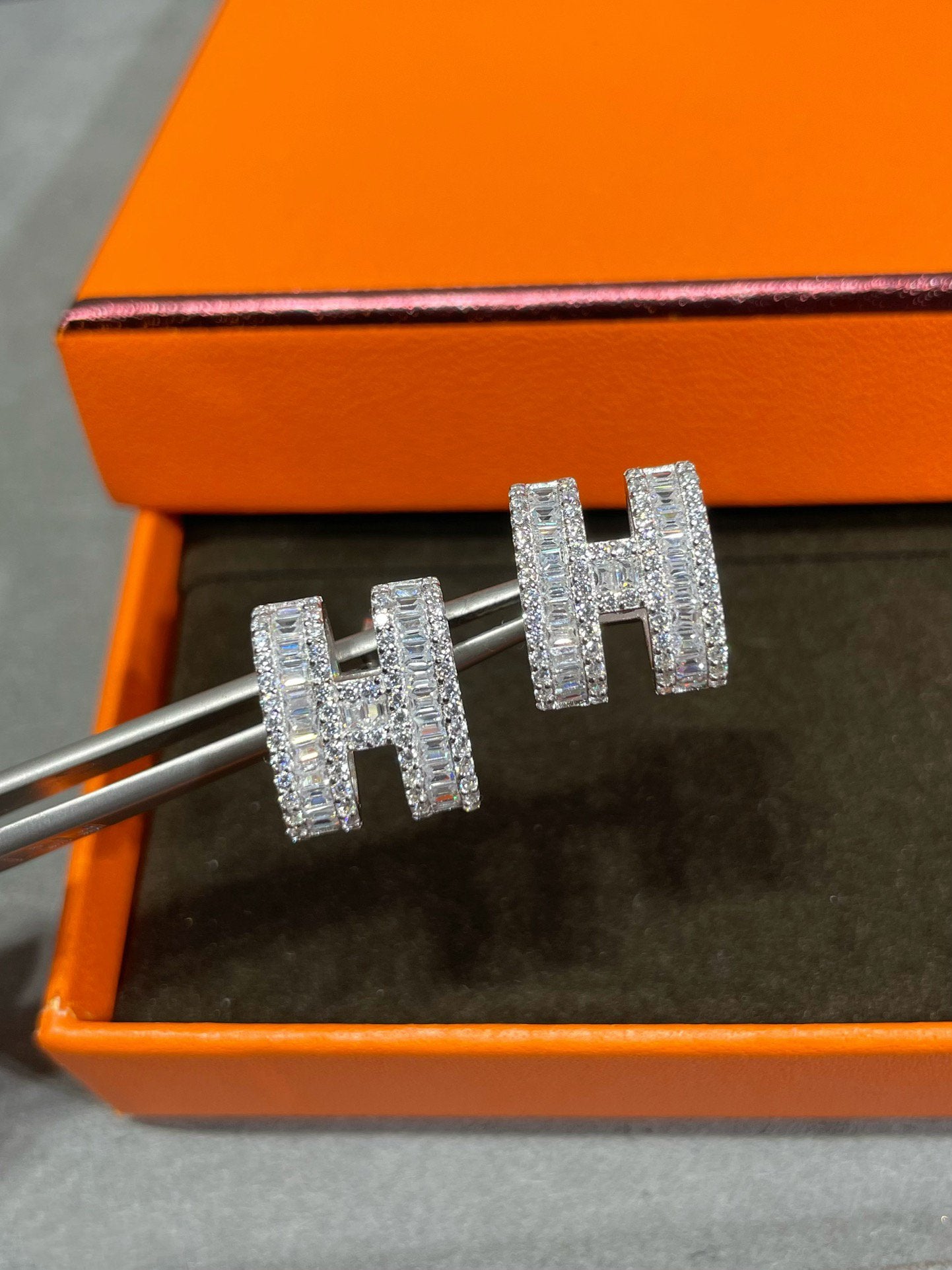 [Leaves]H STUD EARRINGS WITH SILVER DIAMONDS