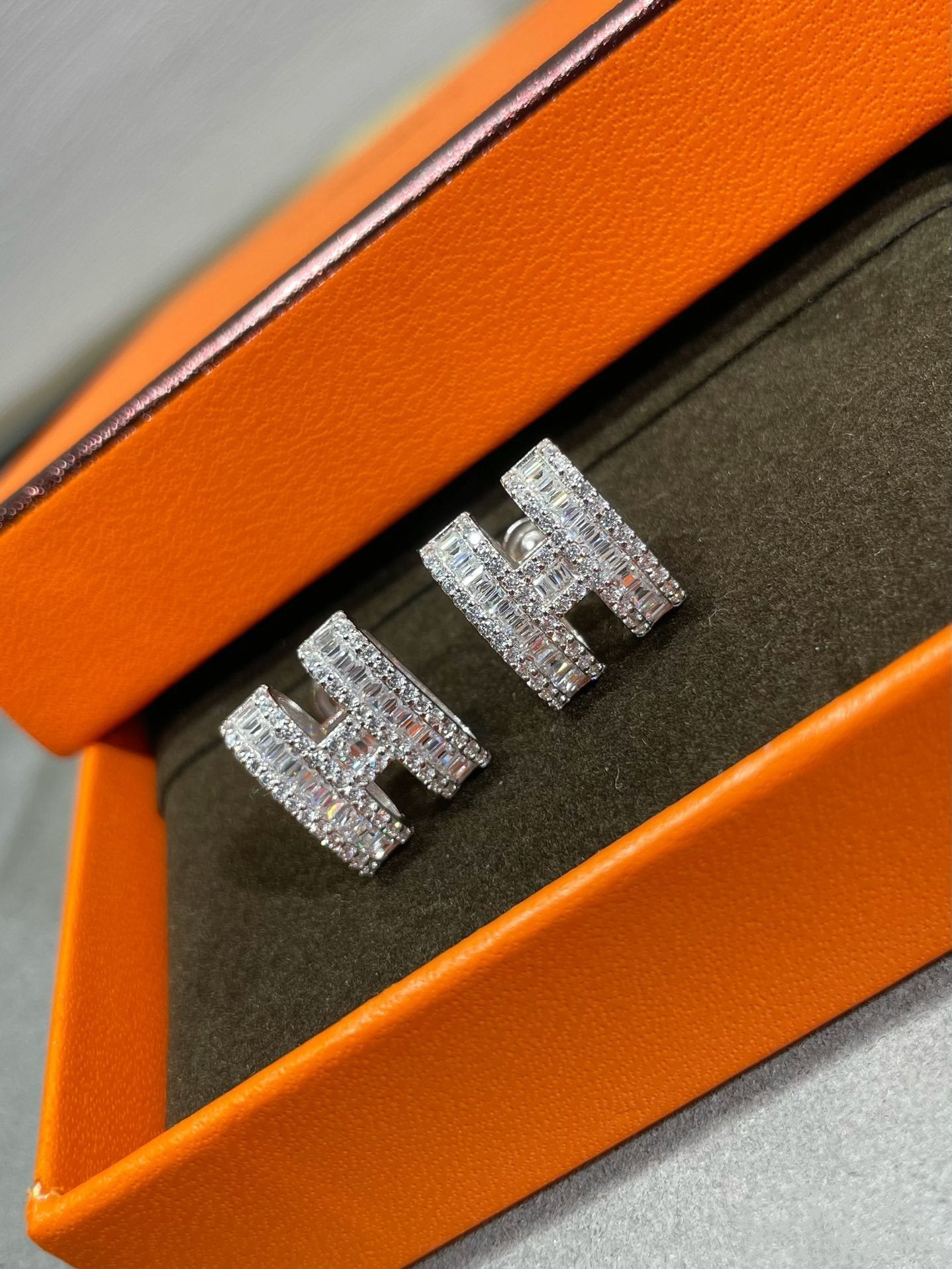 [Leaves]H STUD EARRINGS WITH SILVER DIAMONDS