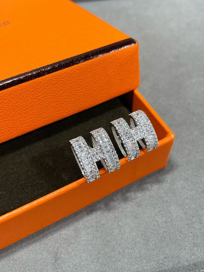 [Leaves]H STUD EARRINGS WITH SILVER DIAMONDS