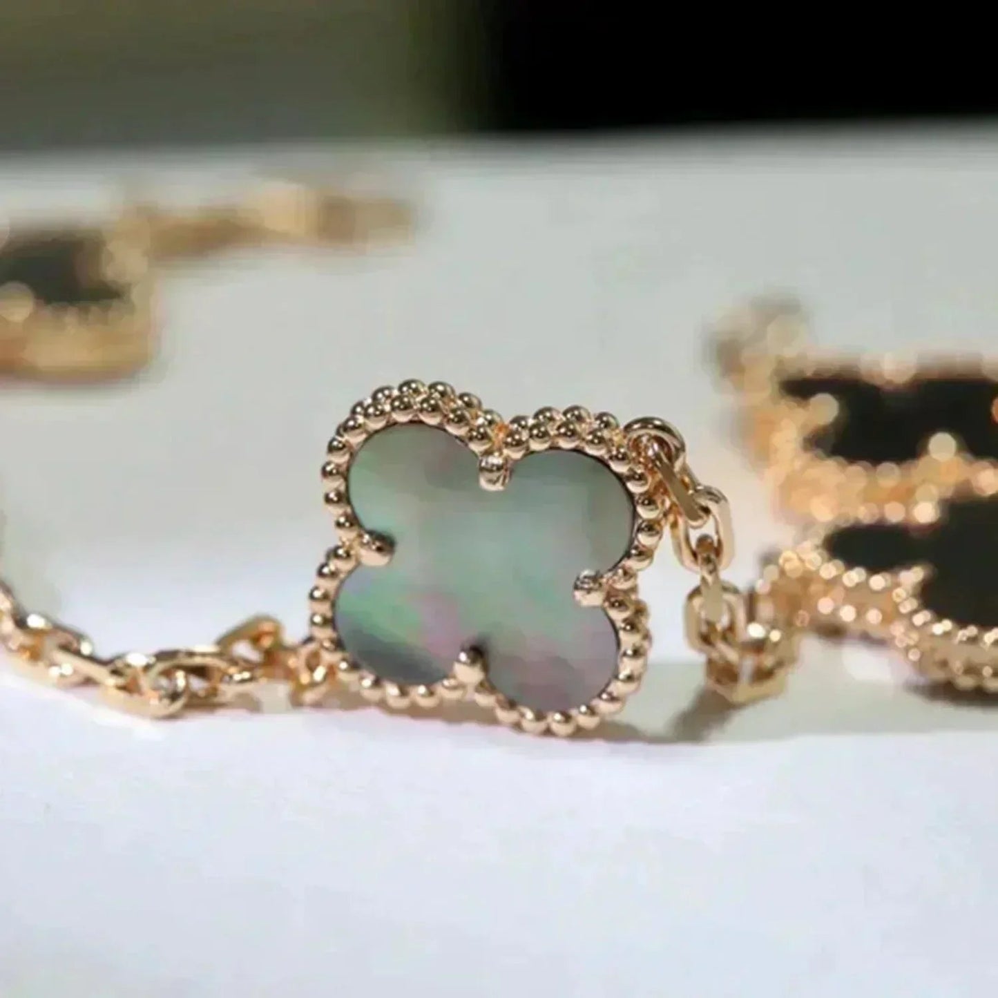 [Leaves]LUCKY CLOVER 5-MOTIF BRACELET - GREY MOTHER-OF-PEARL COLLECTION
