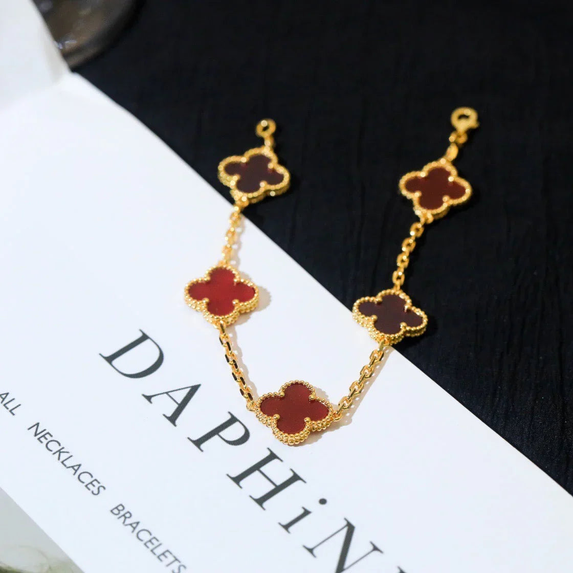[Leaves]LUCKY CLOVER 5-MOTIF BRACELET - RED CARNELIAN COLLECTION