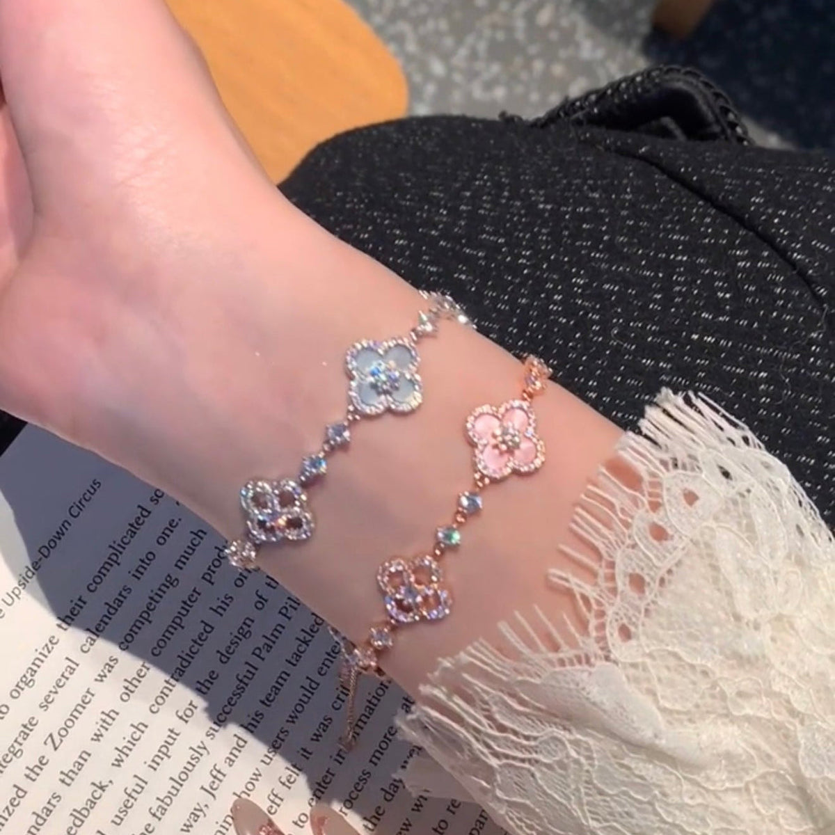 [Leaves]CLOVER 5 MOTIF PINK BLUE RED WHITE BRACELET