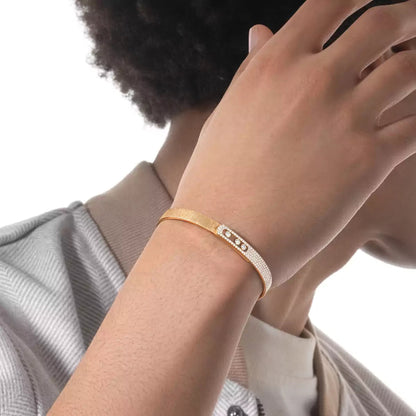 [Leaves]MOVE NOA CISELÉ HALF-PAVÉ DIAMOND BANGLE BRACELET
