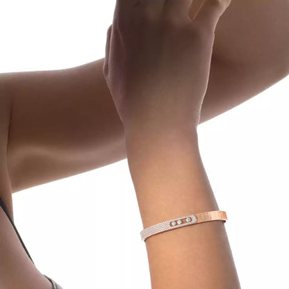 [Leaves]MOVE NOA CISELÉ HALF-PAVÉ DIAMOND BANGLE BRACELET