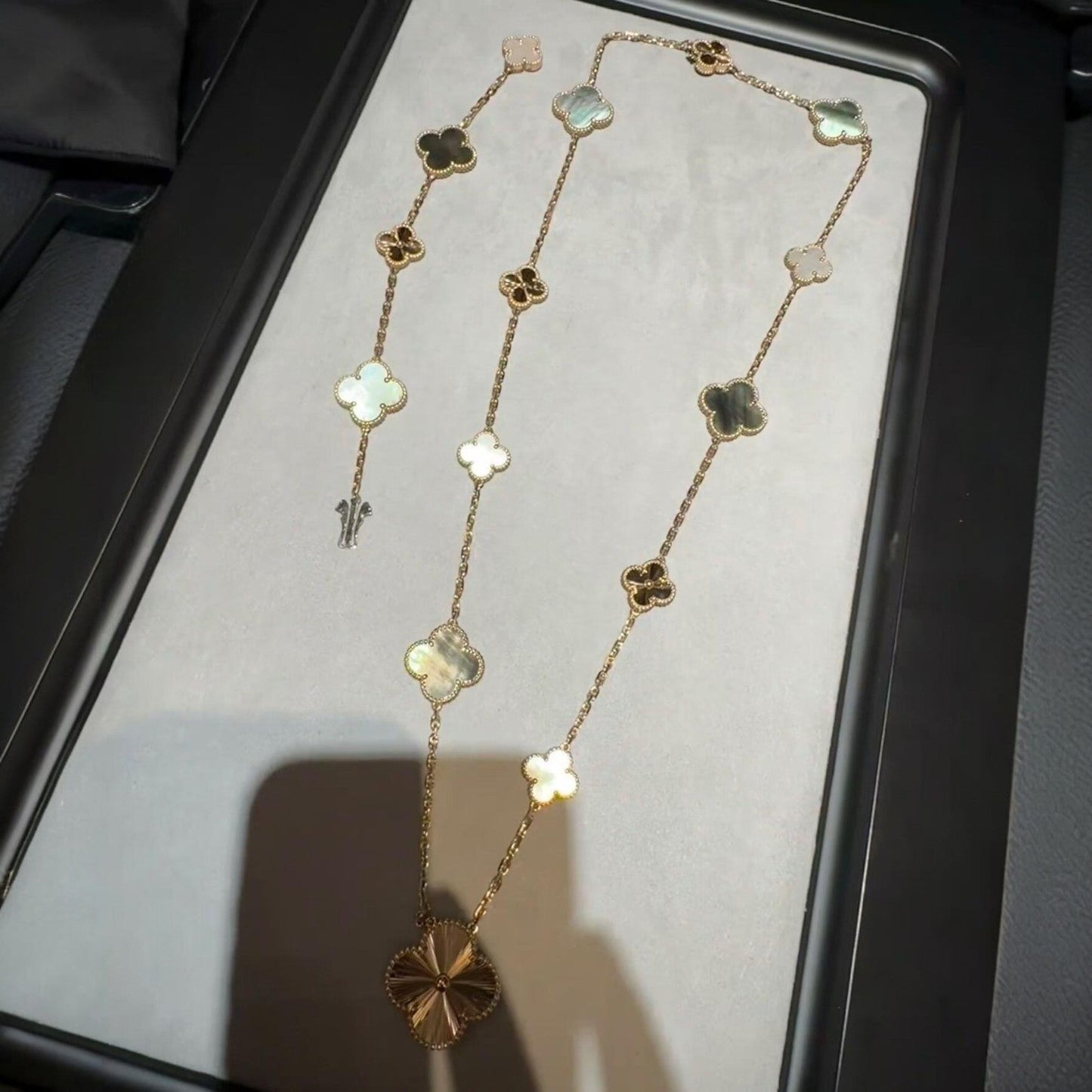 [Leaves]DETACHABLE 15-MOTIF CLOVER STATEMENT SET - GREY MOTHER-OF-PEARL & LASER