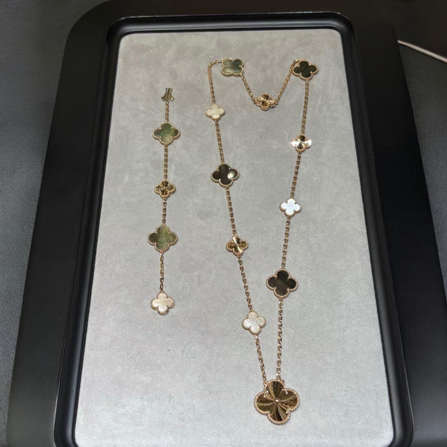 [Leaves]DETACHABLE 15-MOTIF CLOVER STATEMENT SET - GREY MOTHER-OF-PEARL & LASER