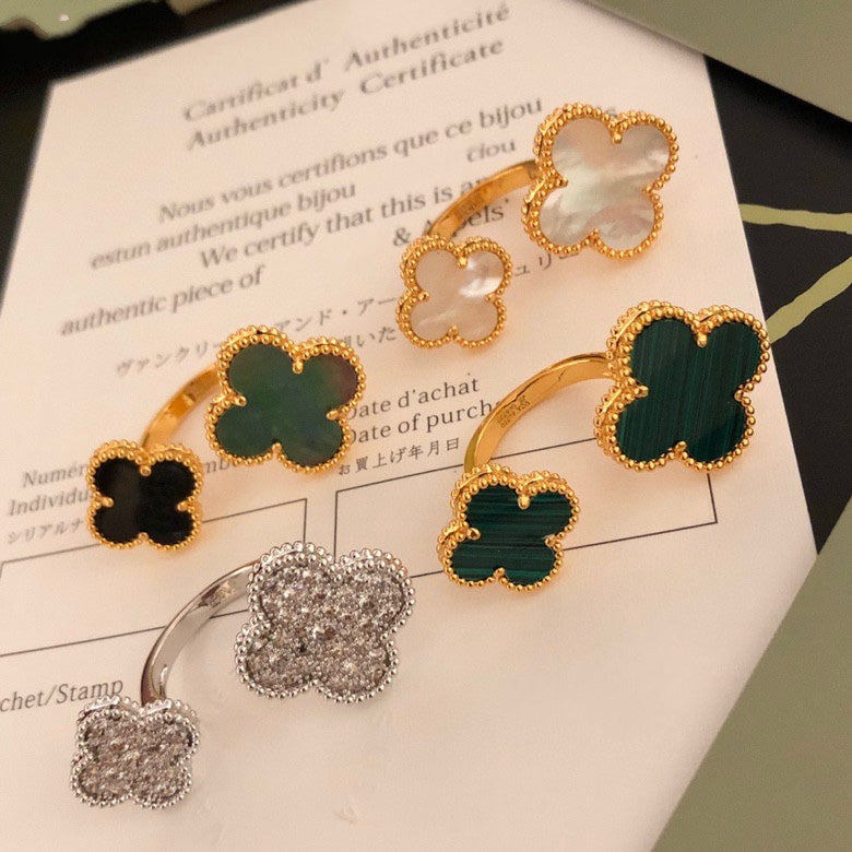 [Leaves]CLOVER BETWEEN THE FINGER RING