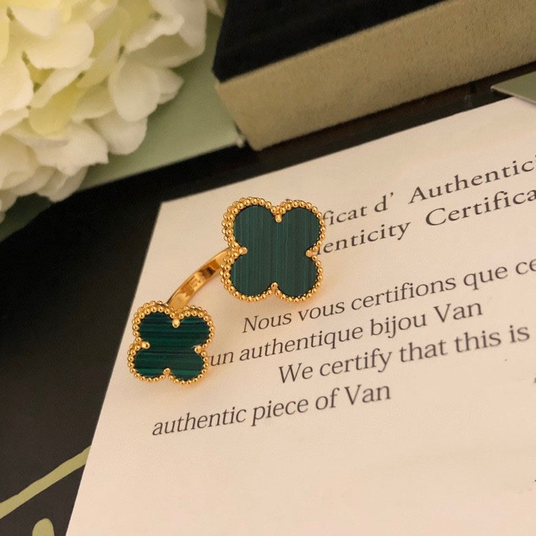 [Leaves]CLOVER BETWEEN THE FINGER RING