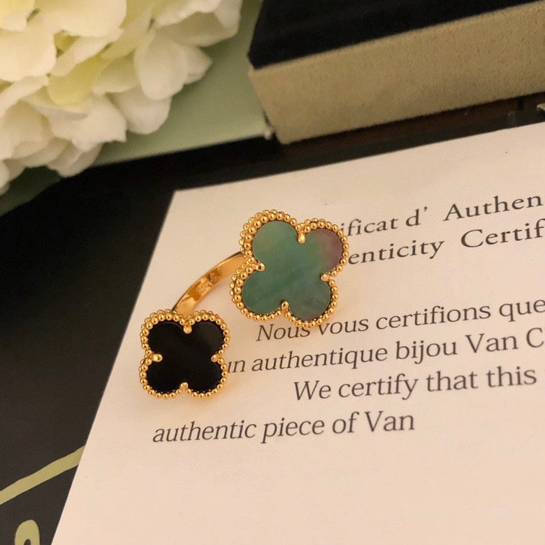 [Leaves]CLOVER BETWEEN THE FINGER RING