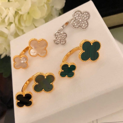 [Leaves]CLOVER BETWEEN THE FINGER RING